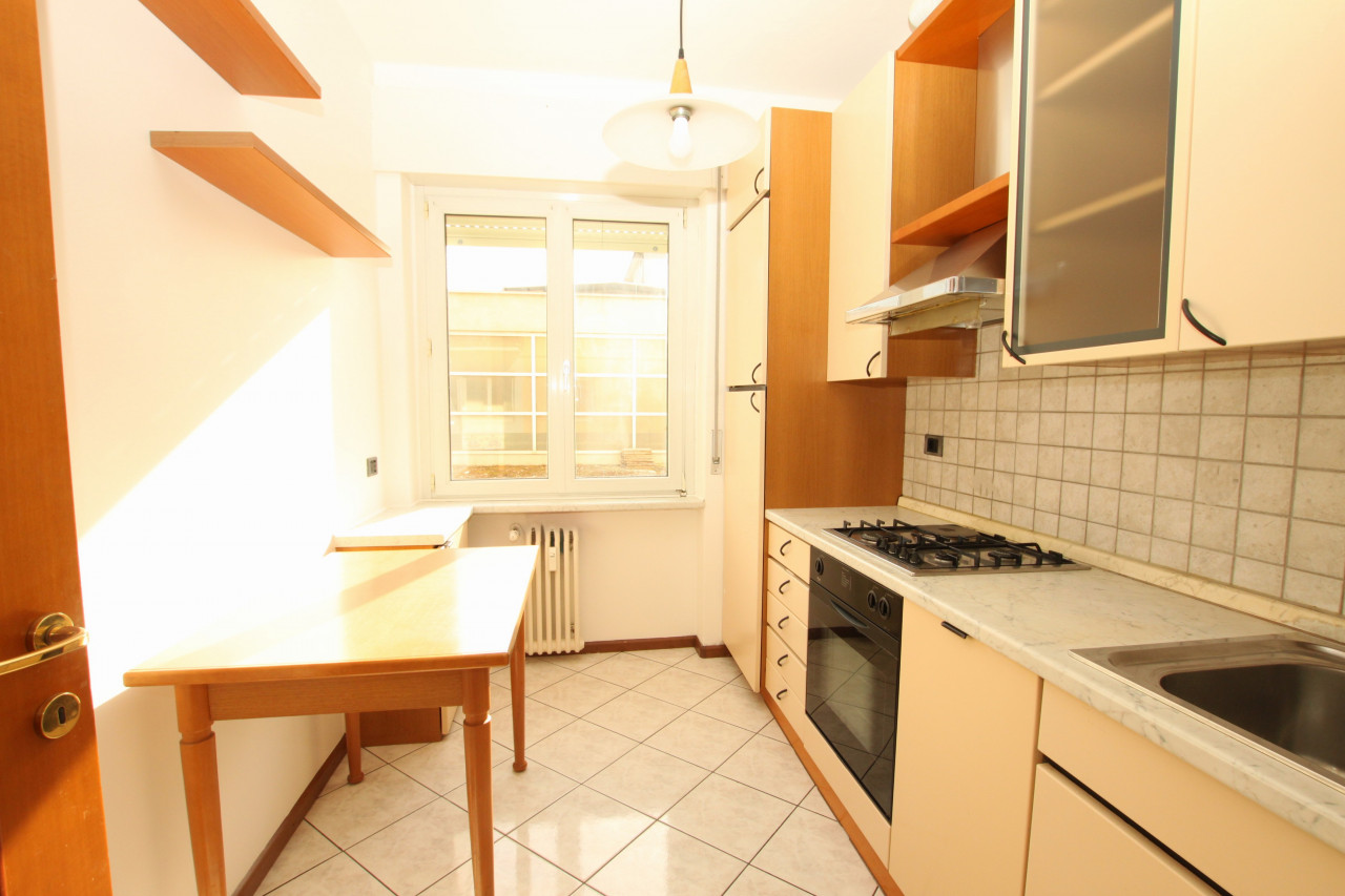 LUMINOSO TRILOCALE IN VIA RESIA